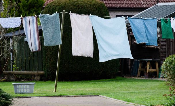 Waslijn met handdoeken drogen in de tuin Verenigd Koninkrijk - Foto, afbeelding