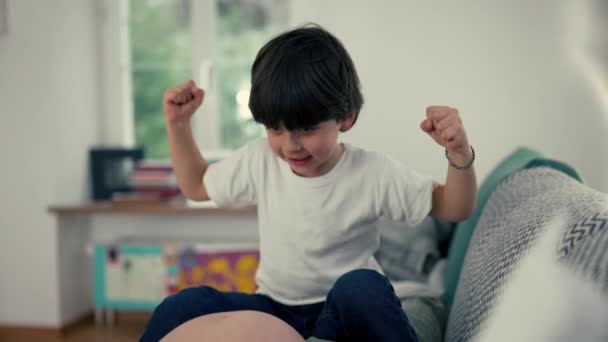 Ylpeä pieni voimanpesä Suloinen pieni poika taivutus kädet kotona, esittelee hänen kasvava vahvuus hymyillen - Materiaali, video