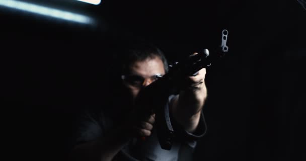 Low-Angle Man střílí AK-47, 800fps High-Speed Slow-Motion Kalashnikov střílí - Záběry, video