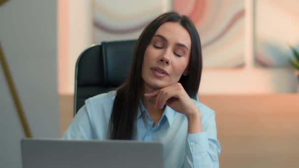 Töprengő gondolkodó kaukázusi üzletasszony spanyol hölgy lány irodavezető úgy gondolja, gondolkodás döntés ötletbörze dönt hozzon létre ötlet üzleti nő gépelés projekt laptop mosoly - Felvétel, videó
