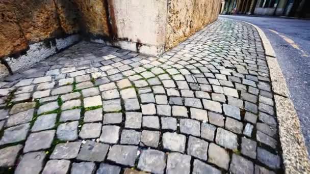 Point de vue de la personne marchant à travers un ancien chemin pavé, trottoir antique traditionnel en Europe - Séquence, vidéo
