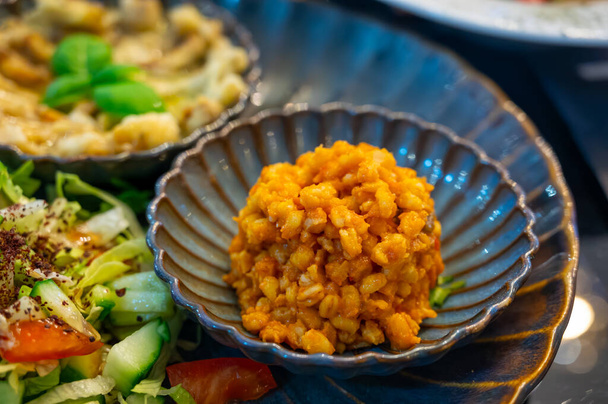 Vegetarische Gerichte, Mezze im türkischen Restaurant, Bulgur Pilaf, gegrillte Auberginen und frisches grünes Gemüse Salat - Foto, Bild