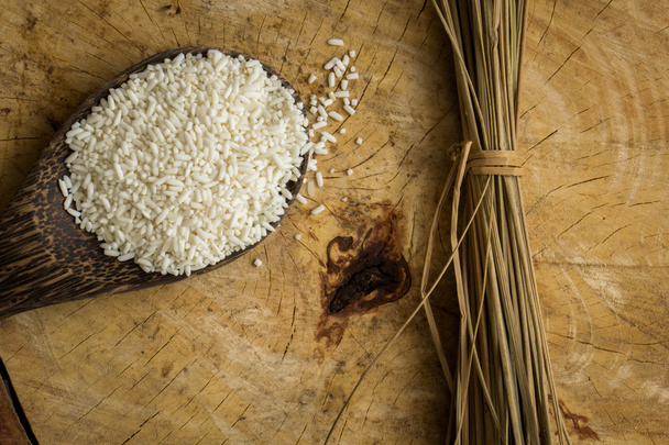 Dřevěnou lžící rýže, dřevěné podlahy, hnědé, jasmínová rýže, povrchové. - Fotografie, Obrázek