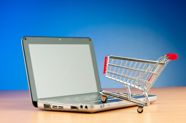 Internet online vásárlás koncepció a számítógép és a kosár - Fotó, kép