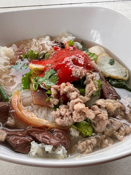 photographie d'un bol de soupe à la viande, aux légumes et au riz. - Photo, image