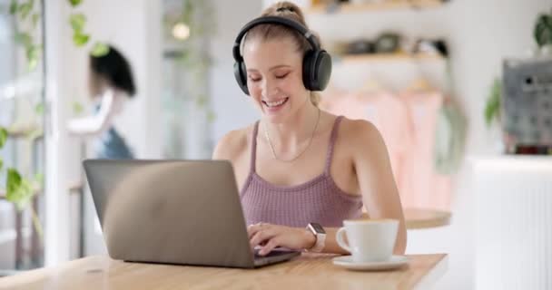 Kulaklıklar, dizüstü bilgisayarlar ve kafede bir fincan kahveyle sohbet eden bir kadın. Teknoloji, cappuccino ve kadın serbest restoran bilgisayarlarıyla çevrimiçi sohbet - Video, Çekim