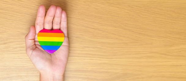 Concepto del mes del orgullo LGBT o LGBTQ + o LGBTQIA + con forma de corazón de arco iris para lesbianas, gays, bisexuales, transgénero, queer, intersex, asexual, agender, no binario, dos espíritus, pansexual y demisexual - Foto, imagen