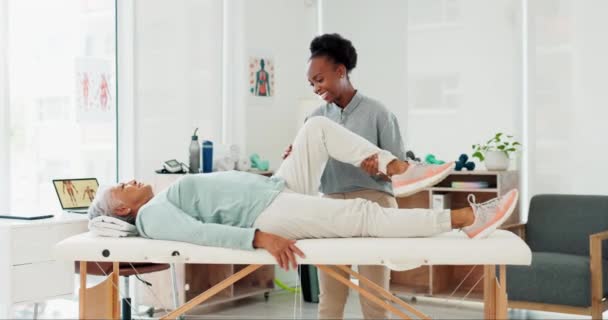 Physio, πόδια και θεραπευτής με ανώτερο ασθενή στο γραφείο της κλινικής για αξιολόγηση, κινητικότητα ή ευεξία. Φυσικοθεραπεία, συμβουλευτική ή ιατρική και υγειονομική περίθαλψη σε συνεδρία με τον πελάτη. - Πλάνα, βίντεο