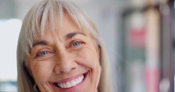 Žena, tvář a úsměv se štěstím, spokojeností a zrakem výsledek na klinice optometristů. Portrét, zdraví a oční péče a výsledky optických vyšetření s důvěrou, důvěrou a podporou pro pacienta. - Záběry, video