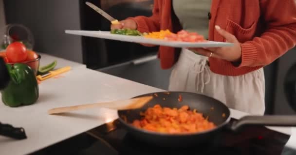 Kochen, Vlogging und Hände von Frauen in der Küche mit Kamera für Live-Streaming, Content-Erstellung und Ernährungsberatung. Essen, Influencer und Streamer zu Hause für Sendung, Fotografie und Online-Tutorial. - Filmmaterial, Video