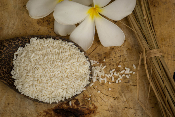Dřevěnou lžící rýže, dřevěné podlahy, hnědé, jasmínová rýže, povrchové. - Fotografie, Obrázek