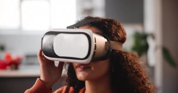 Chica, VR y visión con el jugador en metáfora para la experiencia futurista, 3d o cyber maravilla en casa. Persona femenina con sonrisa y auriculares de realidad virtual para juegos, tecnología o engagement en casa. - Imágenes, Vídeo