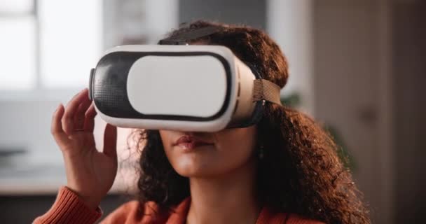 Meisje, VR en gamer met metaverse in de toekomst voor 3D-ervaring, AI of cyberwereld thuis. Vrouwelijke persoon met glimlach en virtual reality-headset voor gaming, technologie of fantasie in huis. - Video