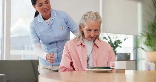 Oudere vrouw, verpleegster en empathie in bejaardentehuis met tafel voor eenzaamheid, depressie en geestelijke gezondheid. Oudere vrouw, verzorger en ondersteuning in het verpleeghuis met liefde voor welzijn of gezondheidszorg. - Video