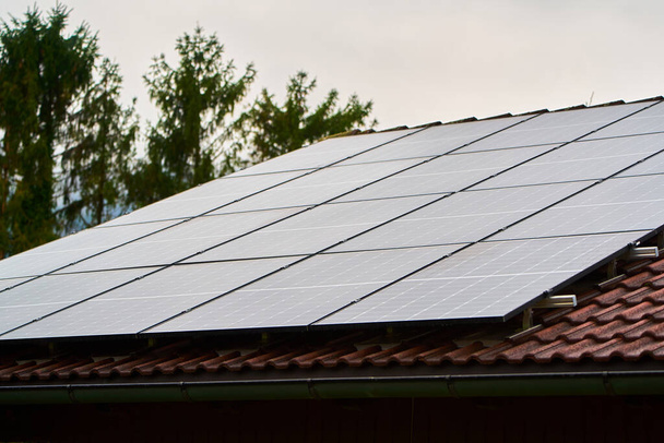 Дом с солнечными панелями. Использование солнечного света для энергетики - Фото, изображение