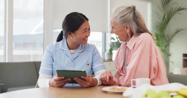 Nővér, tabletta és idősebb nő jó hír, vizsgálati eredmények vagy digitális jelentés idősek otthonában. Nyugdíjba vonulás, boldog gondozó és idős beteg kommunikációra, vitára vagy orvosi segítségre. - Felvétel, videó
