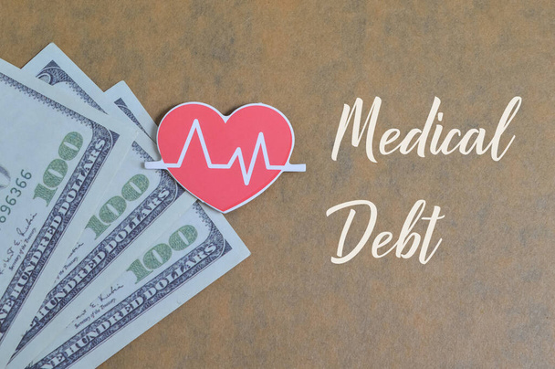 Ärztliche Schulden beziehen sich auf unbezahlte Ausgaben, die infolge medizinischer Leistungen, Behandlungen, Verfahren oder Medikamente entstehen, die eine Person erhält.. - Foto, Bild