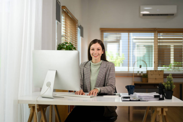 Portret van een blanke vrouwelijke ondernemer die thuis online werkt. - Foto, afbeelding