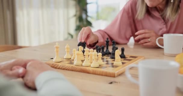 Ηλικιωμένο ζευγάρι, χαμόγελο και σκάκι επί του σκάφους με τη νίκη, επίλυση προβλημάτων ή χαρούμενος για την επίτευξη. Γάμος, συνταξιοδότηση και ενθουσιασμένοι ηλικιωμένη γυναίκα με διαγωνισμό παιχνιδιού για γνώσεις, ανταγωνισμό ή στρατηγική. - Πλάνα, βίντεο