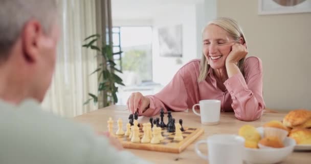 Idős pár, sakk és ellátás mosollyal a győzelemért, problémamegoldásért és boldog versenyért. Gondolkodó, tervezési és izgatott idős nő tudással verseny, teljesítmény és stratégia játék. - Felvétel, videó