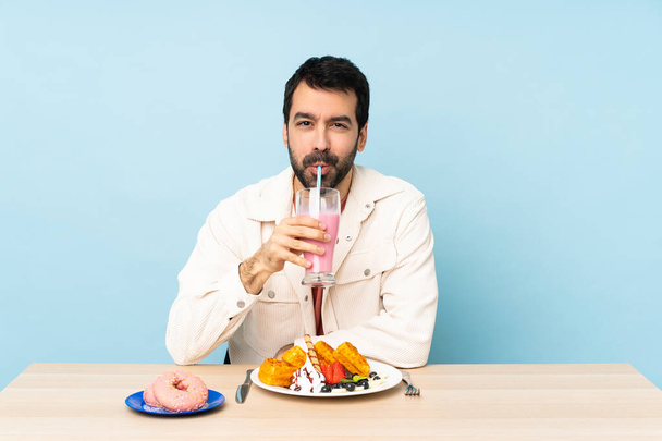 Muž u stolu se snídaní vafle a mléčný koktejl - Fotografie, Obrázek