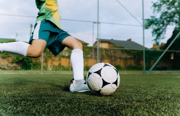 Küçük bir futbolcu kalede topa vuruyor. Çocuk Futbol Oynuyor - Fotoğraf, Görsel