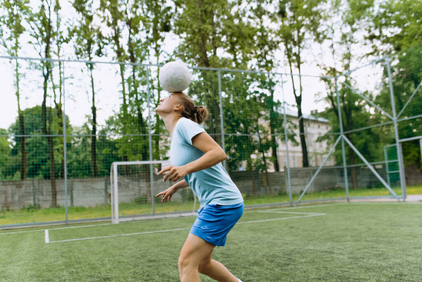 jogador de futebol menina malabarismos a bola em sua cabeça. Futebol - Foto, Imagem