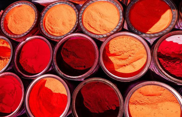 värikäs punamiljoona pidetään myytävänä pyhässä paikassa katukaupassa aamulla - Valokuva, kuva