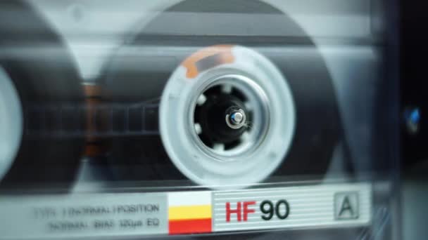 Fechar o rolo de fita cassete de áudio tocando no leitor de convés 4k - Filmagem, Vídeo
