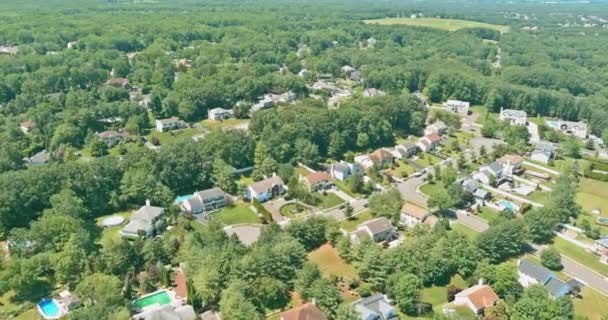 Американский городок с разнообразными домами находится в пригороде между лесными массивами в Нью-Джерси - Кадры, видео