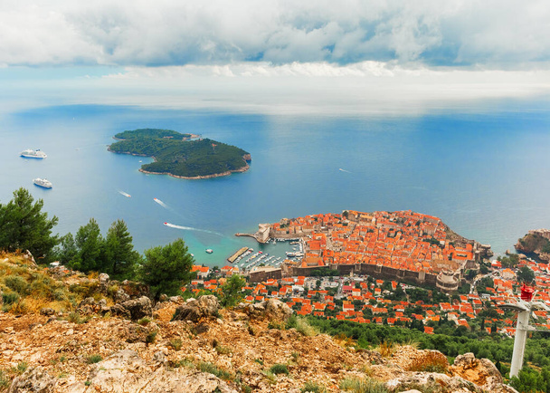 Dubrovník v Chorvatsku, Jaderské moře s výhledem na výletní lodě a ostrov Locrum - Fotografie, Obrázek