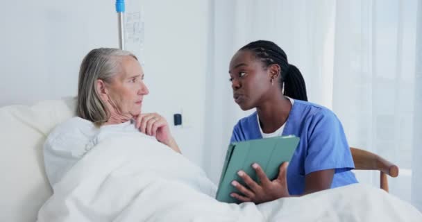 Νοσοκόμα, tablet και ηλικιωμένη γυναίκα για διάγνωση, υγειονομική περίθαλψη και αποτελέσματα στο κρεβάτι του νοσοκομείου. Ιατρικός, φροντιστής και ηλικιωμένος ασθενής που μιλάει για εξηγήσεις, συζήτηση και διαβούλευση για εξετάσεις υγείας. - Πλάνα, βίντεο