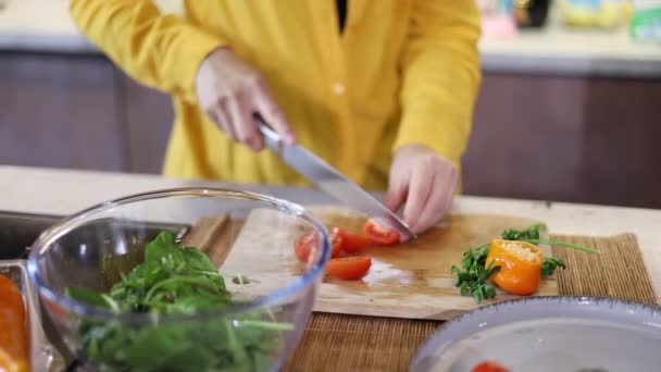 健康的な野菜サラダの笑顔を準備する国内近代的な家庭のキッチンに立つ女性はプロセスをお楽しみください。便利な高速新鮮な有機食品の配信コンセプトの満足主婦クライアント - 映像、動画