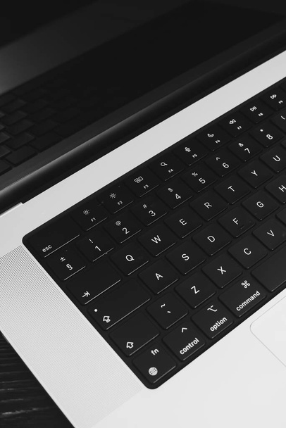 Ein Designer-Laptop. Nahaufnahme einer Tastatur in Schwarz-Weiß - Foto, Bild
