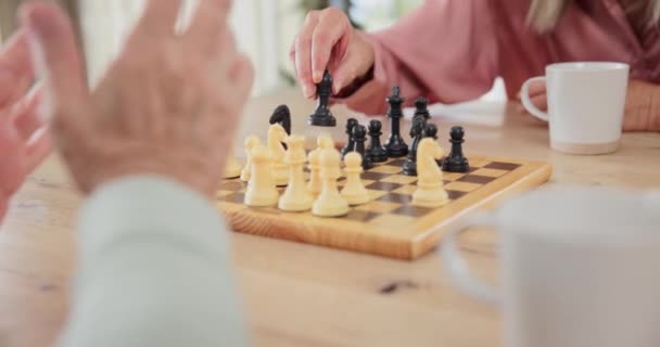 Idősebb pár, sakk és kéz a fedélzeten a stratégia, a tudás és a boldog verseny. Gondolkodó, tervezési és okos idős nő játék a tanulás, problémamegoldás és kihívás a nyugdíjba vonulás. - Felvétel, videó