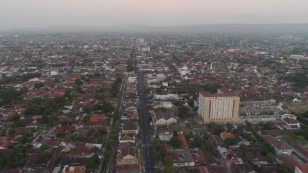 vista aérea yogyakarta capital cultural de la ciudad indonesia situado en la isla de Java. Yogyakarta con edificios, carretera al atardecer. vista aérea - Metraje, vídeo