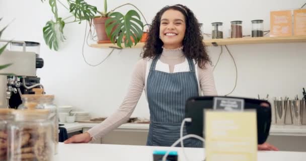 Cara, barista e mulher feliz no café, startup ou pequeno empresário proprietário em restaurante em Portugal. Retrato, sorriso e caixa no café, empregado e profissional na padaria para o serviço. - Filmagem, Vídeo