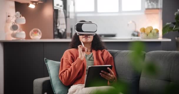 Realidad virtual, mujer y auriculares en sofá con tablet para metáfora interactiva, mundo aumentado y excitado. Gafas 3D, persona y tecnología futurista con innovación digital y relax en el hogar. - Metraje, vídeo