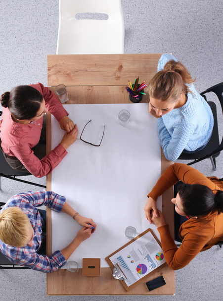 Geschäftsleute sitzen und diskutieren bei Geschäftstreffen, im Büro - Foto, Bild