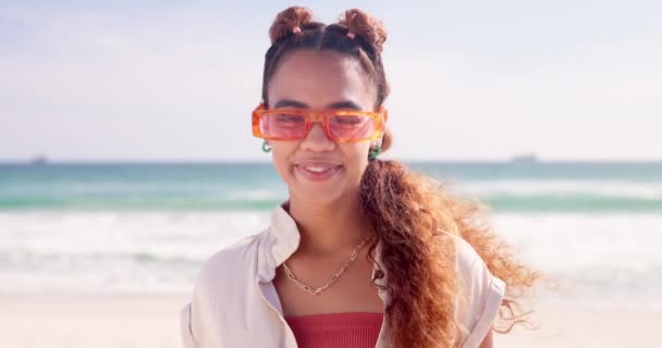 Жінка, сонцезахисні окуляри і посмішка на пляжі у відпустці, вітер і поїздка на Ямайку для літніх канікул. Чорна жінка, щаслива і вітряна океанськими хвилями за мир, щаслива поїздка на острів. - Кадри, відео