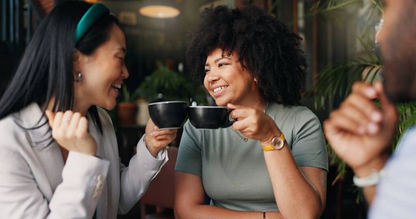 Glückliche Menschen, Freunde und Gespräche mit Kaffee im Café für gesellige, freie Zeit oder holen Pause zusammen. Gruppenlächeln und Gespräche bei Getränken, Getränken oder Tee im Restaurant genießen. - Foto, Bild