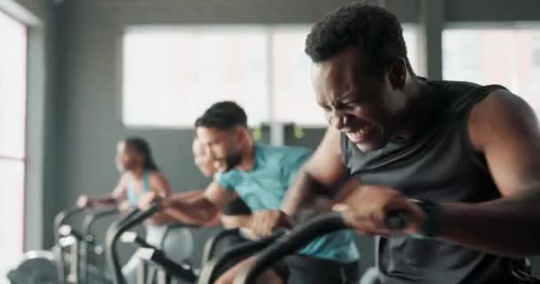 Fahrrad, Fitnessstudio und Menschen mit Bewegung, schwarzer Mann und Herausforderung mit Training und Fortschritt mit Wellness. Gesundheit, Gruppe und Geräte mit Energie, Fitness und Cardio mit Ausdauer- oder Crossgerät. - Filmmaterial, Video