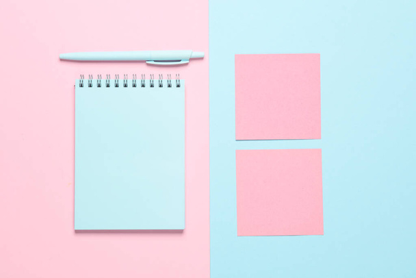 メモ帳付きのノートブック,ブルーピンクのパステル背景にペン. クリエイティブレイアウト - 写真・画像