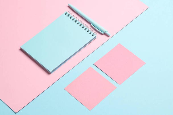 Quaderno con fogli per appunti, penna su sfondo pastello blu-rosa. Layout creativo - Foto, immagini
