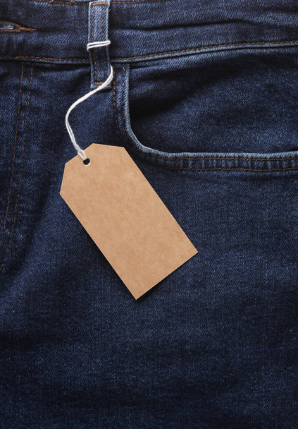 Синие джинсы с ценником. Mockup - Фото, изображение