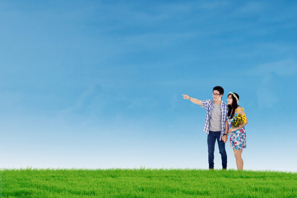 Счастливая пара в природе под голубым небом
 - Фото, изображение
