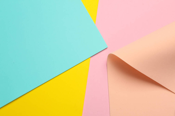 Φύλλα από χρωματιστό χαρτί. Δημιουργική διάταξη, χρώματα τάσης για το σχεδιασμό - Φωτογραφία, εικόνα