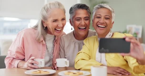Donne anziane, selfie e ridere con caffè, sorriso o immagine per il ricordo di tea party. Persone di sesso femminile, ricongiungimento o cittadini anziani insieme per videochiamate, felici o brunch per mangiare, amare o legare. - Filmati, video