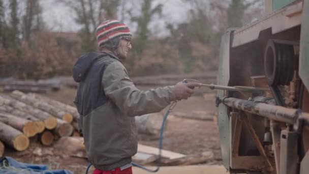 Man met kap maakt machine schoon met lucht - 4K Horizontale video - Video