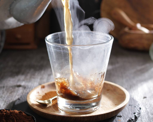 copo de café, café expresso com leite e grãos de café na mesa - Foto, Imagem